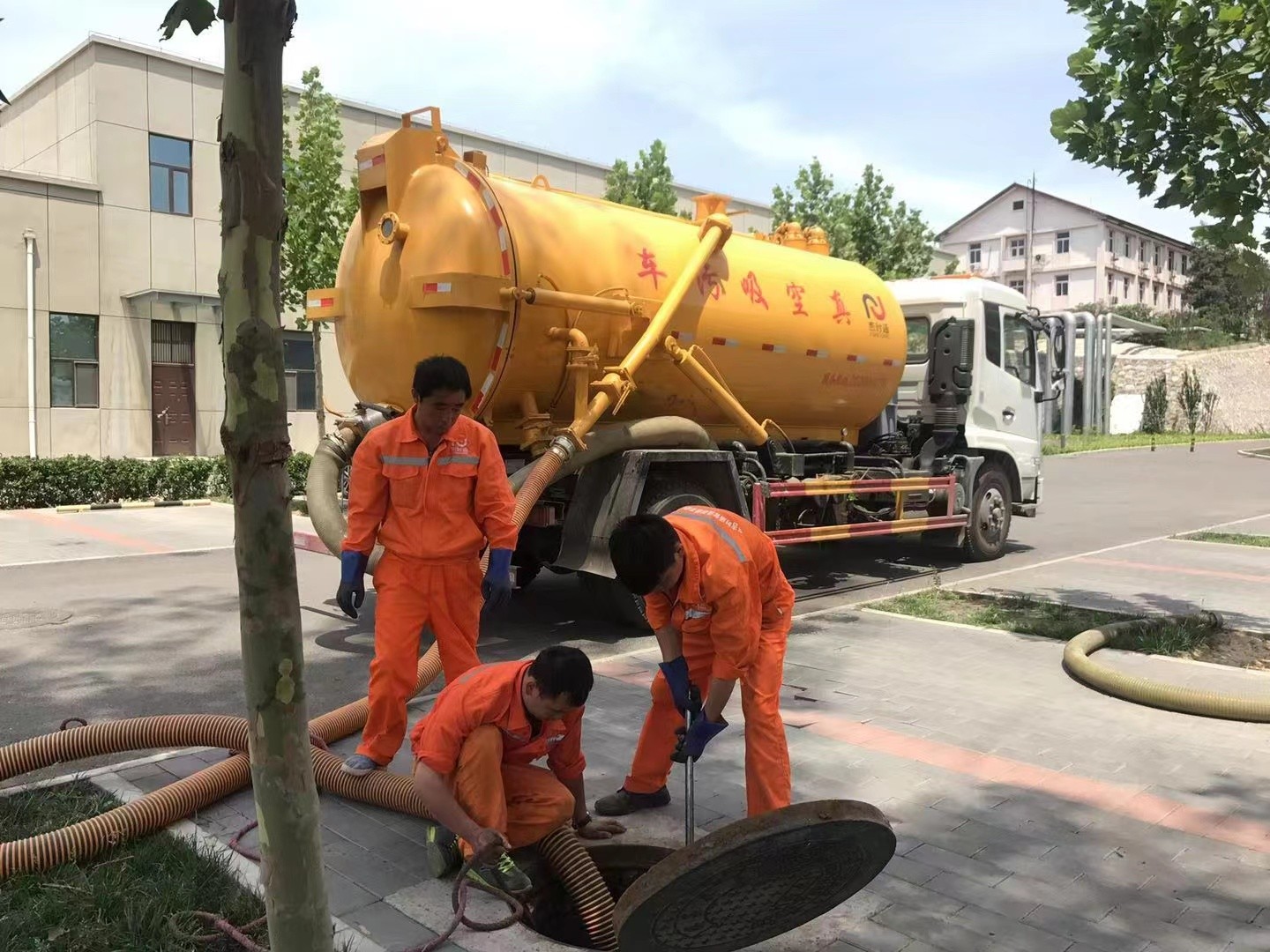 淄博管道疏通车停在窨井附近